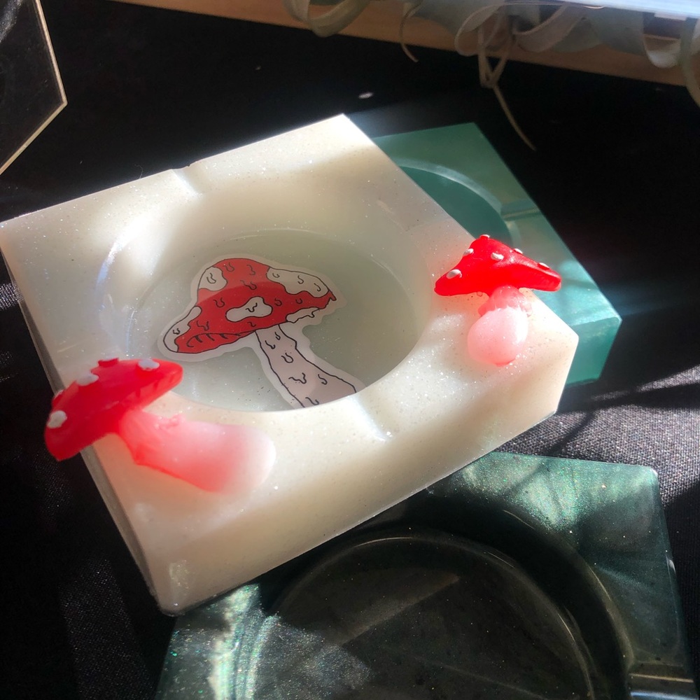 Mushroom Ashtray (Glows)